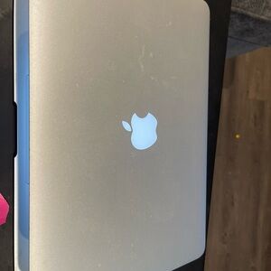 Apple MacBook Air 13.3 - Core i5 1.7GHz 4GB 64GB SSD - Good